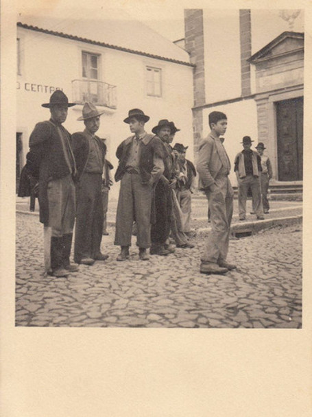 1951 Portugal Fotografia Real Grupo De Campesinos Vintage 0