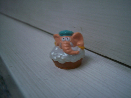 Elefante En Baño De Espuma Kinder . Alto : 2,6 Cm 0