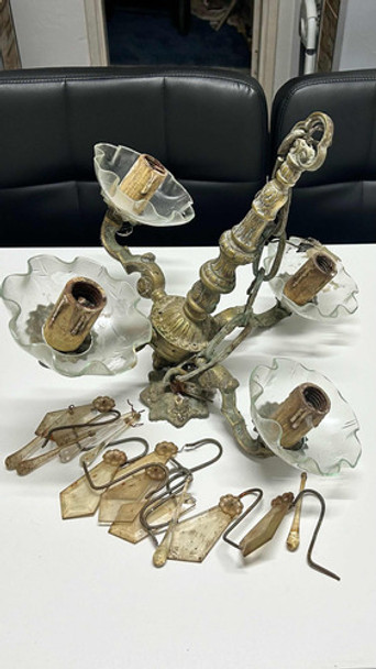 Araña De Bronce Antigua Con Accesorios De Vidrio. 0