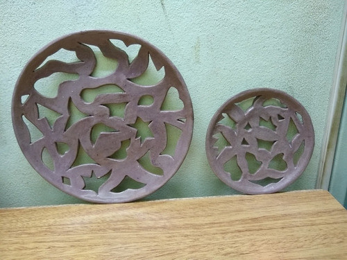 Dos Adornos Calados De Cerámica De Diferente Medidas Antiguo 0