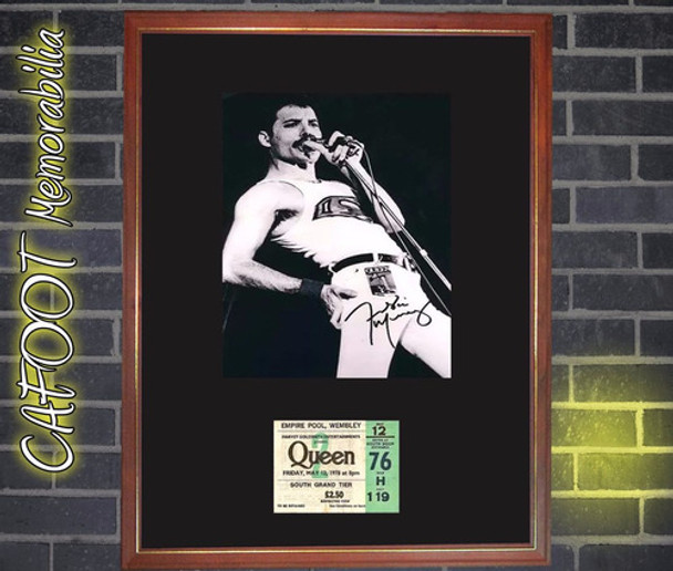 Queen Freddie Mercury Foto Con Firma Y Entrada Wembley 1978 0