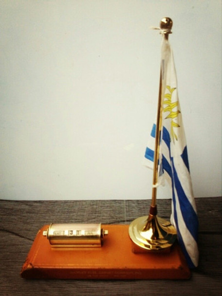 Calendario De Bronce Antiguo Mas Bandera Con Mastil 0