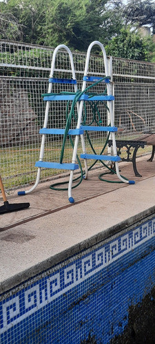 Escalera Para Pileta Intex  Peldaños Plásticos 122cm De Alto 0