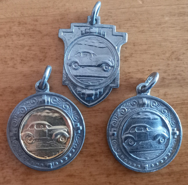3 Medallas Antiguas De Autos - Precio X Lote 0