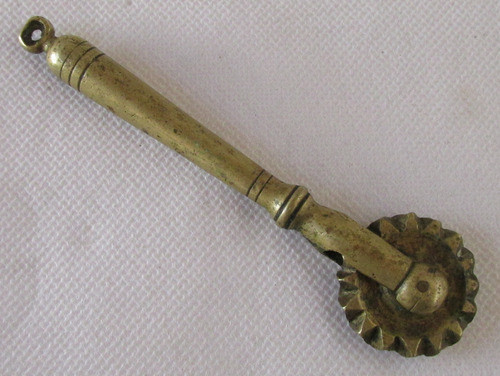 Antigua Rueda Raviolera De Bronce 0