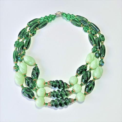 Antiguo Collar Hecho Con Cuentas De Cristal De Color Verde. 0