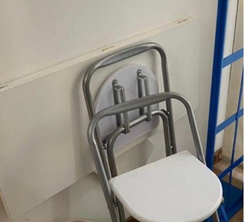 Mesa Rebatible De Amurar Con Dos Taburetes Altos 0