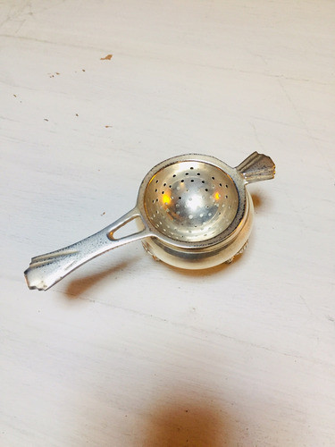 Colador De Te Con Soporte Y Deposito De Metal Plateado. 0