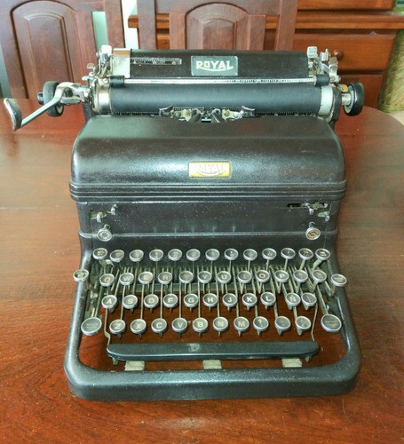Máquina De Escribir  Royal  Antigua .de Colección!! 0