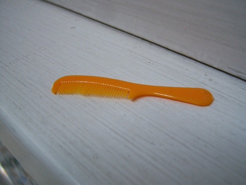 Peine Para Muñeca Naranja Cotillón Miniatura . Largo : 6 Cm 0