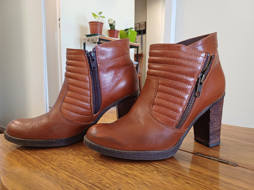 Botas N° 35 De Cuero Con Interior Acolchado. Impecables 0