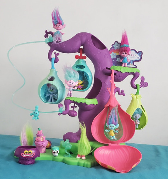 Árbol De Trolls Con 9 Muñequitos Y Accesorios. Como Nuevo!! 0