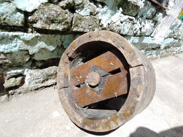 Cilindro De Madera Con Soporte De Hierro  25cm De Diámetro 0 Cilindro De Madera Con Soporte De Hierro  25cm De Diámetro 0