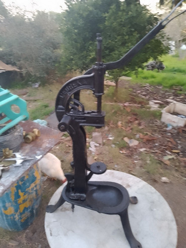 Antigua Encorchadora Máquina De Poner Corchos 0
