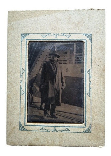 Foto De Cámara De Caja - Hombre Y Barco Detrás Circa 1900 0