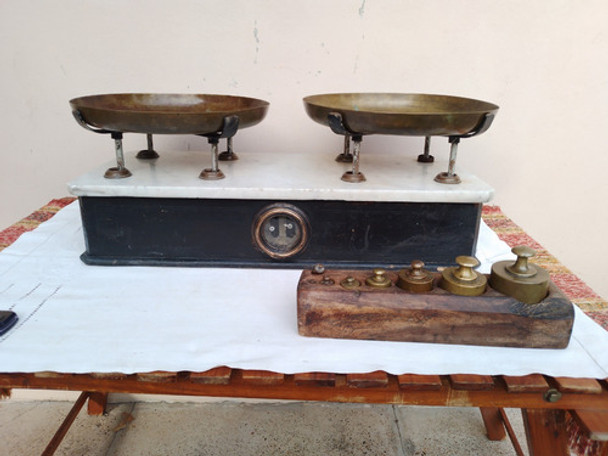 Muy Buen Antigua Balanza De 2 Platos De Almacen Con Pesero 0