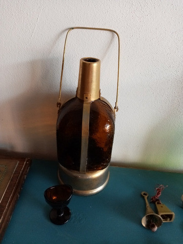 Botella Antigua Con Caja De Música En La Base 0