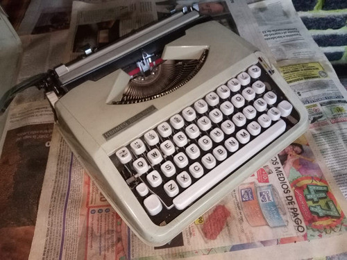 Máquina De Escribir Hermes Baby Valija Funciona 0