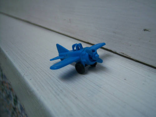Avioncito Azul Kinder . Hélice Y Ruedas Giran . Largo : 4 Cm 0