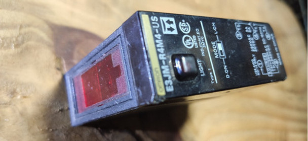 Sensor Fotoeléctrico Interruptor Omron E3jm-r4m4t-us Usado 0