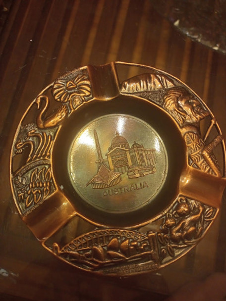 Cenicero De Metal Labrado. Origen Australia. Impecable. 0