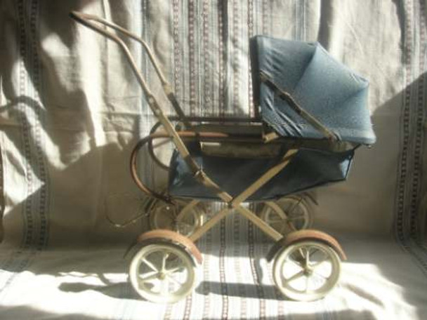 Antiguo Cochecito De Bebé  De Juguete 0
