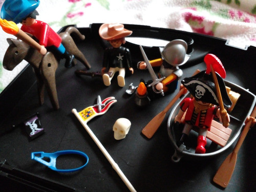 Valija Con Playmobil, Cuatro Muñecos Y Accesorios Extras 0
