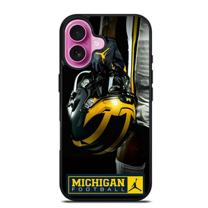 MICHIGAN WOLVERINES FOOTBALL TEAM iPhone 16 Plus Case MICHIGAN WOLVERINES FOOTBALL TEAM iPhone 16 Plus Case