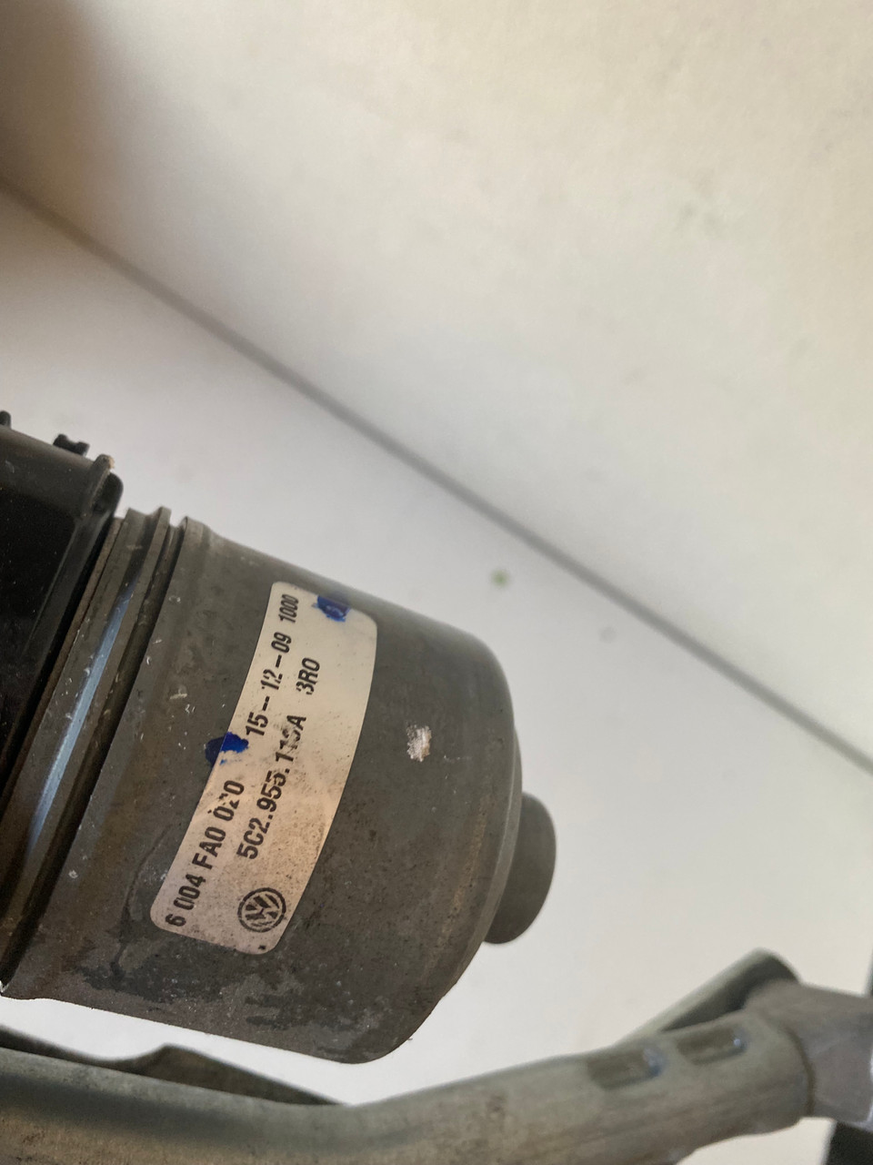 vw-beetle-2012-2016-used-windscreen-wiper-motor-and-linkages-5c2-955