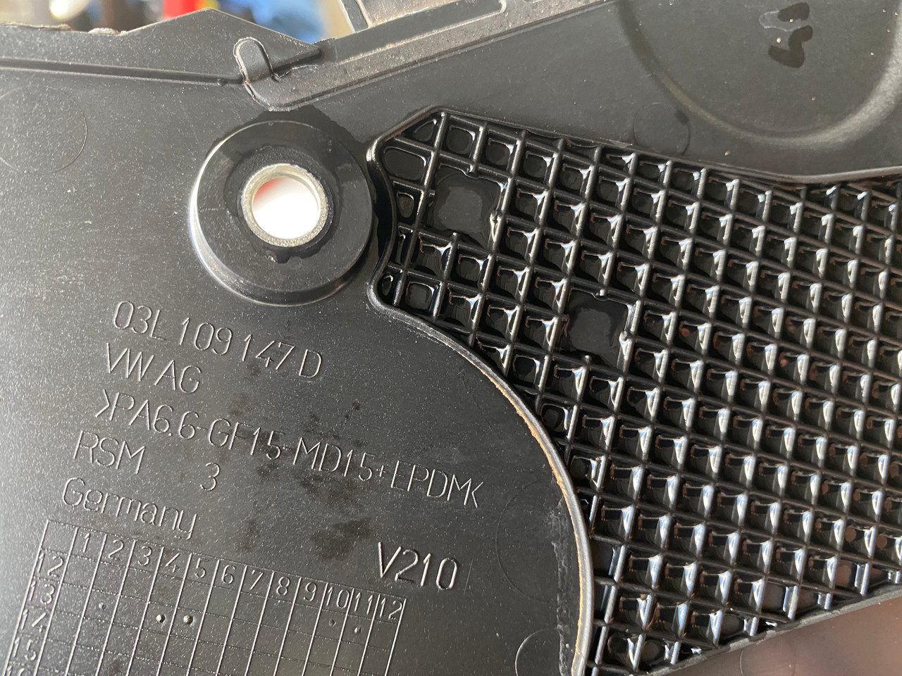 VW AMAROK 2L TDI LATE CSHA USED LOWER TIMING COVER 03L 109 147 D