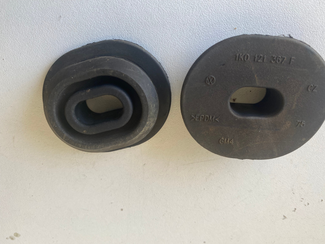 VW PASSAT GOLF AUDI USED LOWER RADIATOR MOUNTS 1K0 121 367 F - Parts 4 ...