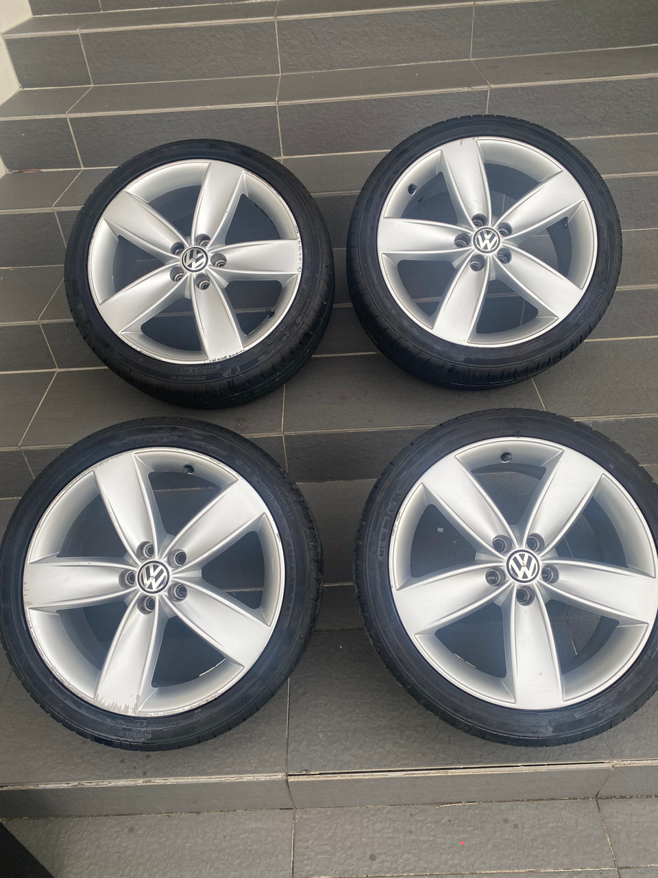 VW POLO USED 17 INCH MAG WHEELS AND TYRES 6R0 601 025 A