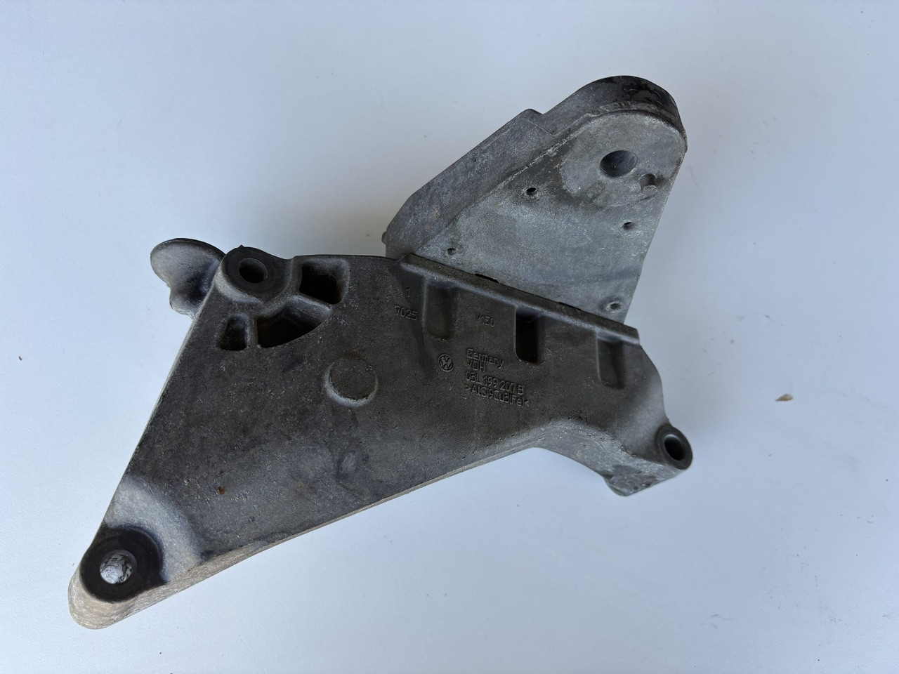 VW TRANSPORTER MULTIVAN USED ENGINE SUPPORT BRACKET 03L 199 207 B