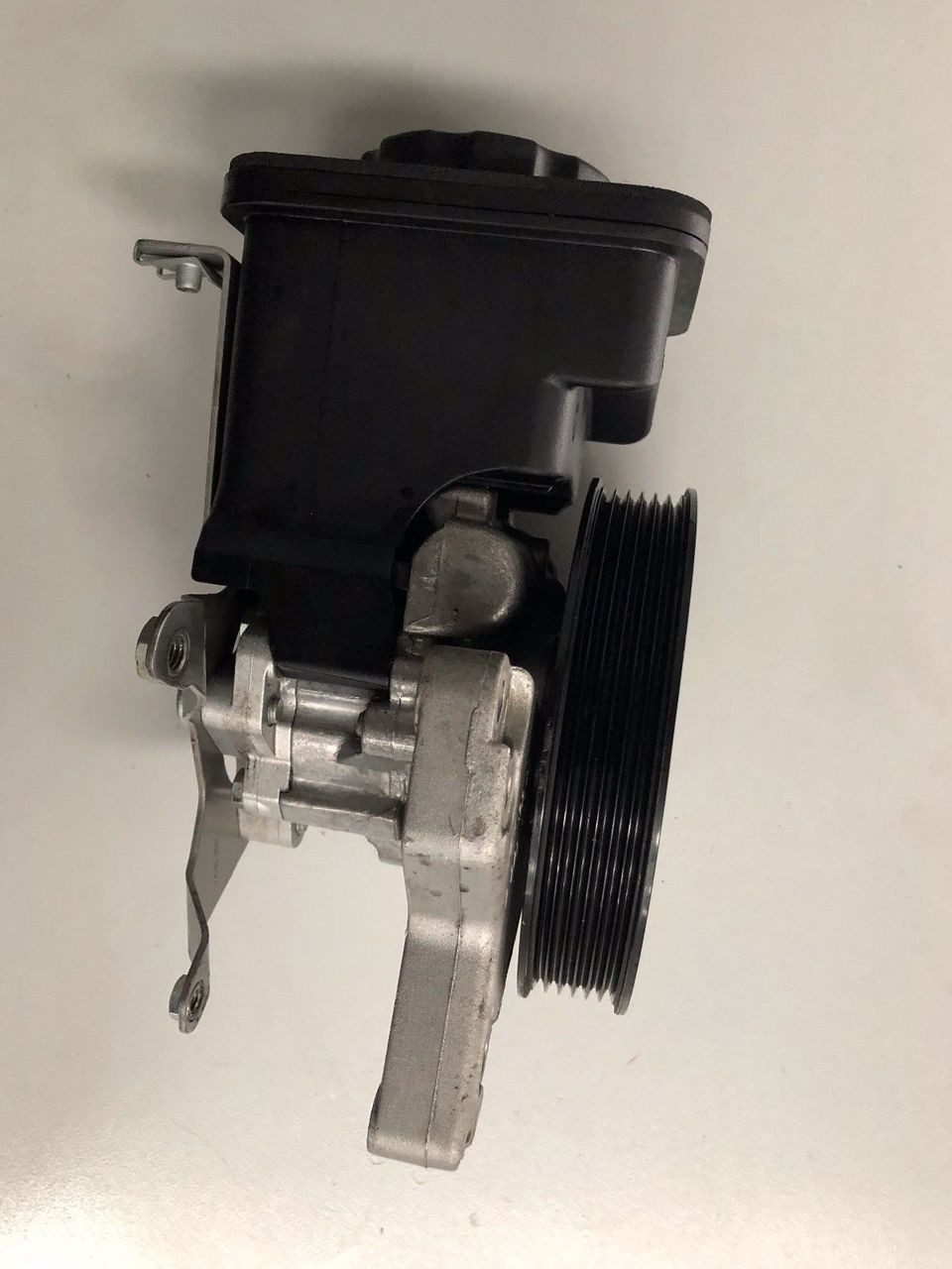 BMW X5 E53 3L DIESEL 20032005 USED POWER STEERING PUMP 7692 974 533 127 BAR Parts 4 European Cars