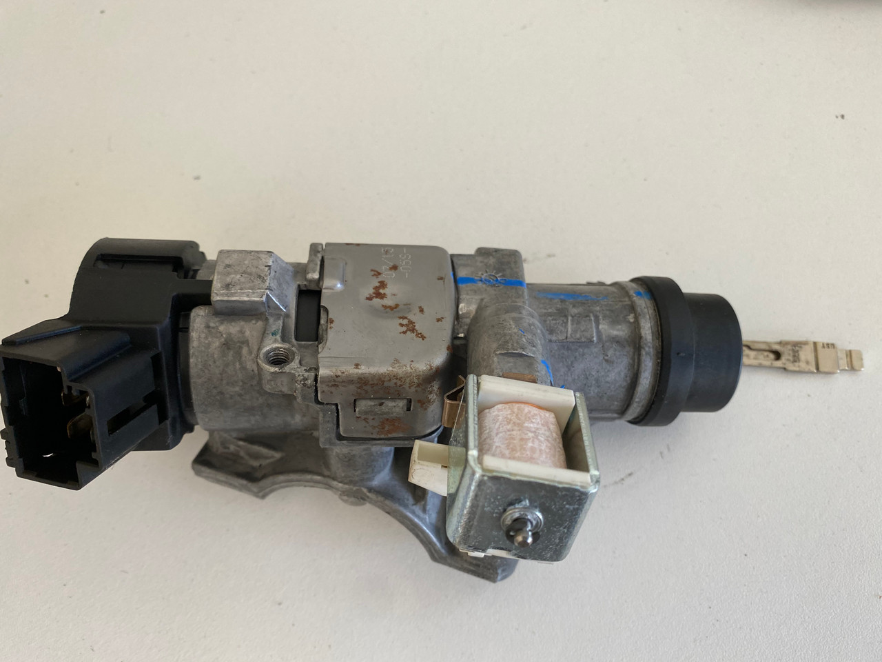 VW POLO 6R VW AMAROK USED IGNITION BARREL AND KEY BLADE 6R0 905 851 F