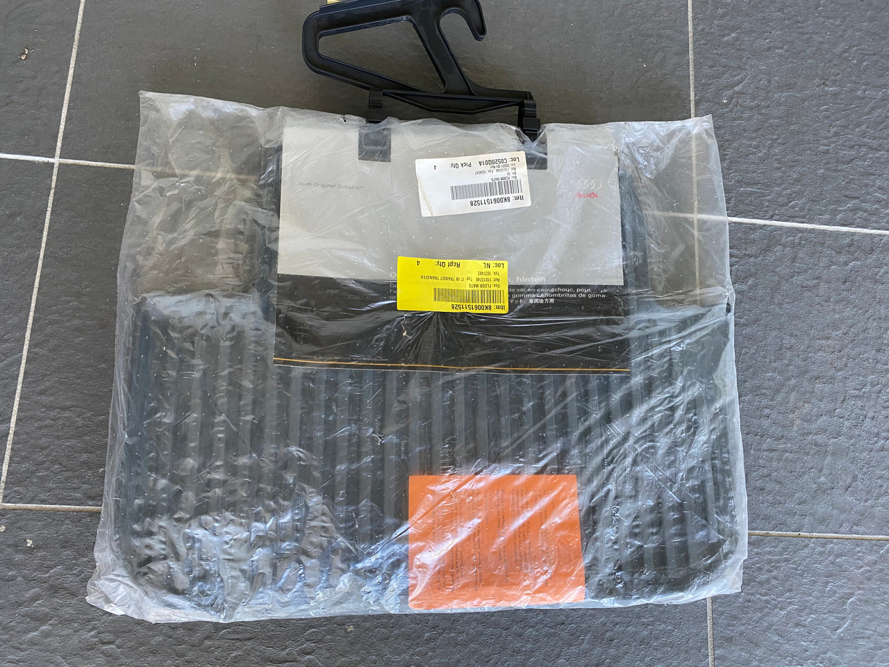 AUDI A4 B8 NEW GENUINE REAR RUBBER MATS 8K0 061 511 528 Parts 4