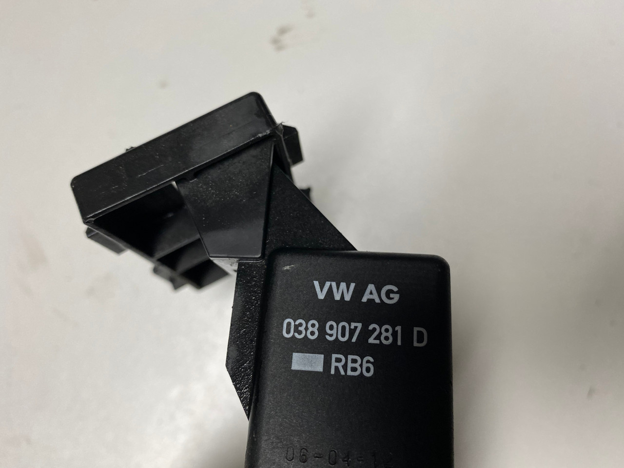 VW GOLF JETTA MK5 TDI POLO USED GLOW PLUG RELAY 038 907 281 D Parts 4