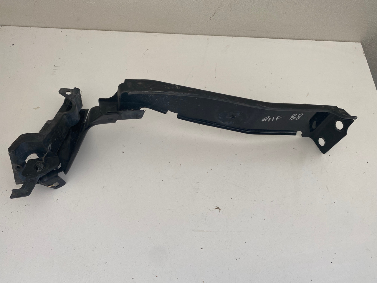 AUDI A4 B8 USED RHF GUARD BRACKET 8K0 821 136 B - Parts 4 European Cars