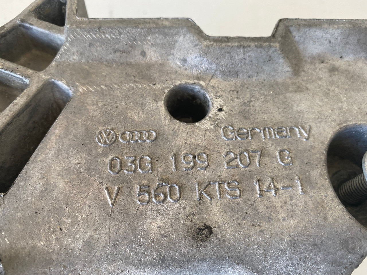 VW GOLF MK5 CADDY 1.9 TDI USED FRONT ENGINE MOUNT BRACKET WITH BOLTS