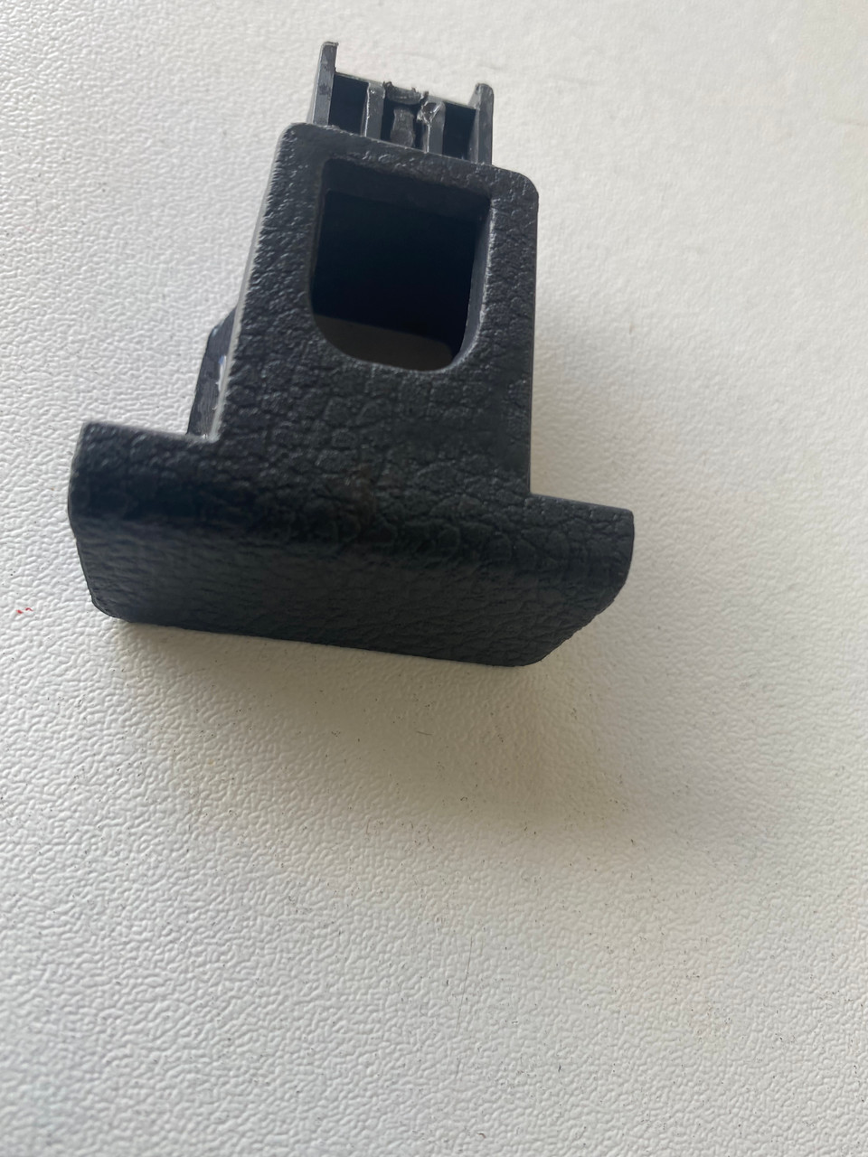 VW AMAROK 20102016 USED FRONT LOWER DOOR TRIM CLIP 2H0 867 927 Parts