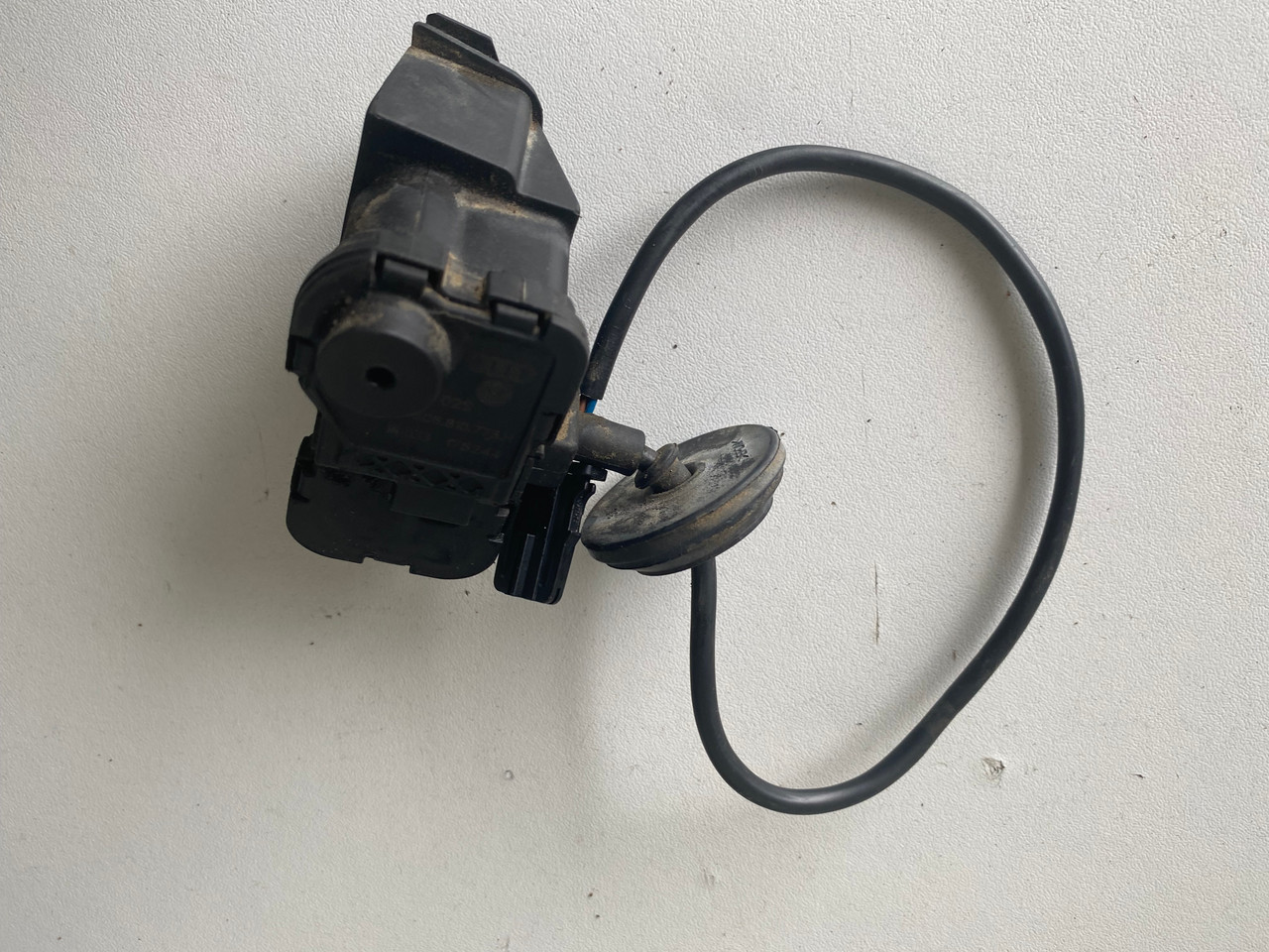 VW GOLF MK7 USED FUEL FLAP ACTUATOR 5C6 810 773 H Parts 4 European Cars