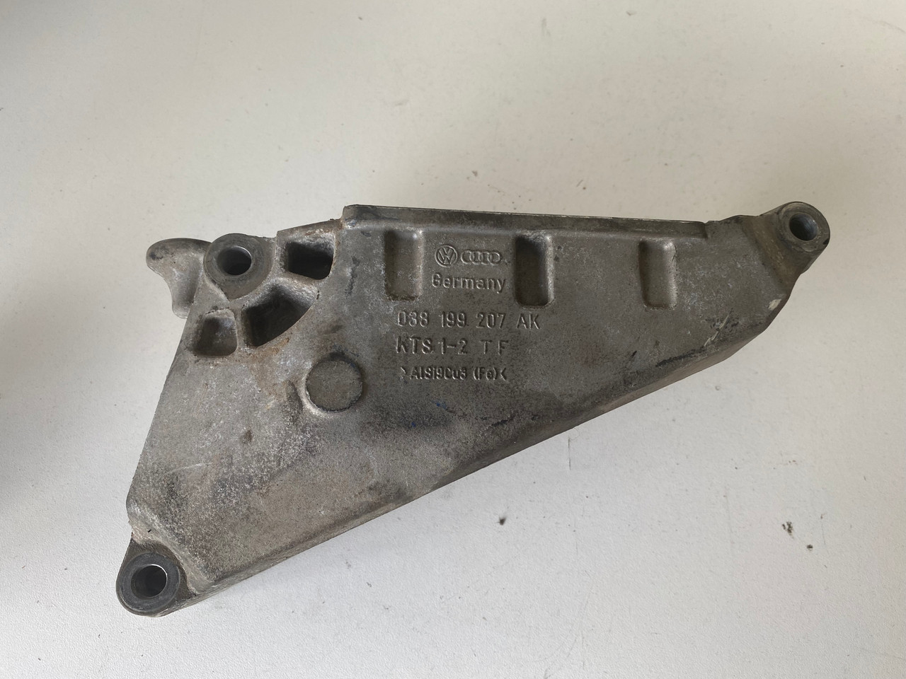 VW TRANSPORTER T5 1.9 TDI USED ENGINE MOUNT BRACKET 038 199 207 AK ...