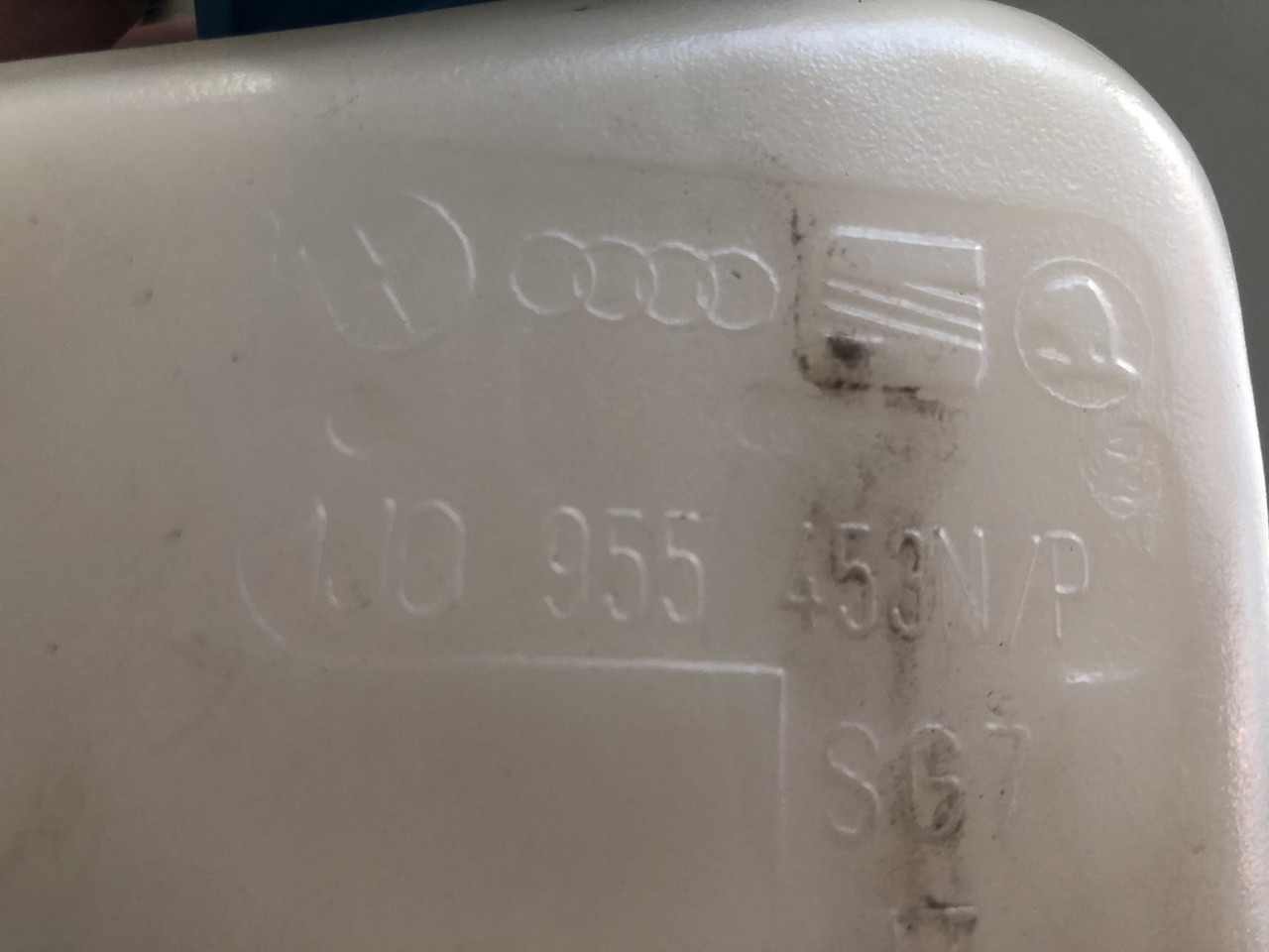 VW GOLF MK4 WINDSCREEN WASHER BOTTLE WITH PUMP USED 1J0 955 453 N