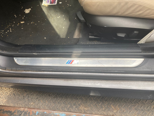 BMW E90 USED LH FRONT M SEAL TRIM 