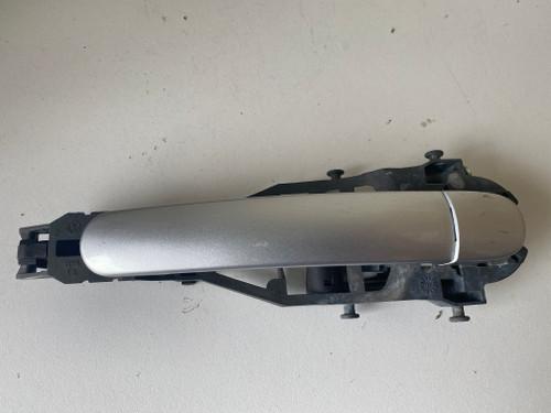 VW GOLF MK5 USED LHF OUTER DOOR HANDLE WITH CARRIER IN SILVER 