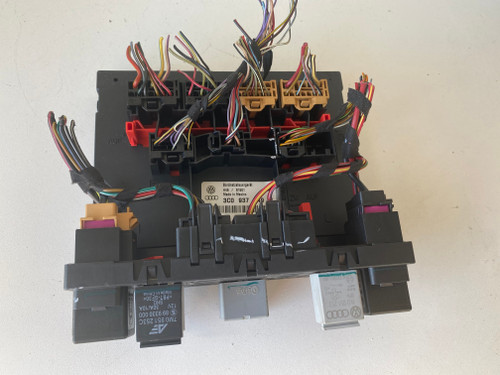 VW JETTA MK5  USED RELAY BOX 3C0 937 049 P