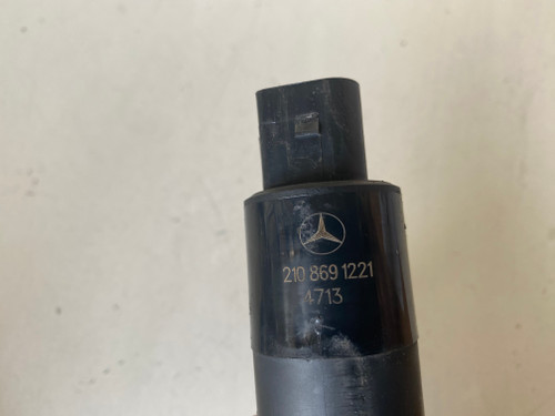 MERCEDES W 204 USED HEADLIGHT WASHER PUMP 210 869 1221
