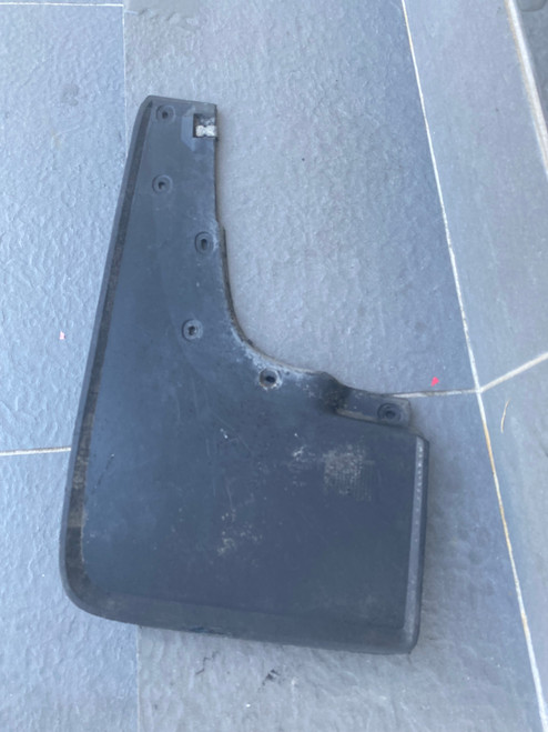 VW AMAROK USED RHF MUD FLAP NON FLARE TYPE 2H0 821 810 A