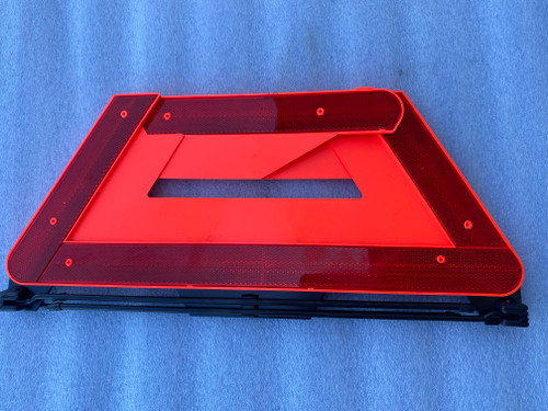 AUDI A4 B7 CONVERTIBLE USED EMERGENCY TRIANGLE 4B5 860 251 E