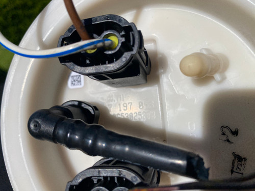 BMW E90 320I USED FUEL PUMP 7 197 048